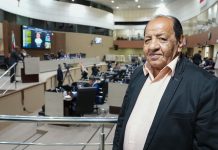 Câmara Municipal de Manaus homenageia servidor que completa 40 anos de serviço na instituição