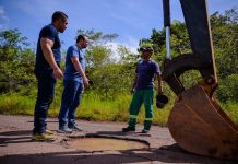 Presidente Roberto Cidade vistoria obras de recuperação da Estrada de Balbina, em Presidente Figueiredo