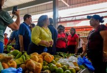 Pré-candidata ao governo, Maria do Carmo faz corpo a corpo com agricultores de Coari e apresenta projetos para produção rural
