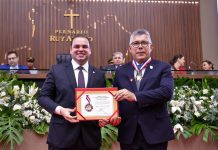 Sob comando do presidente Roberto Cidade, 26 personalidades recebem a Medalha da Ordem do Mérito Legislativo na Aleam