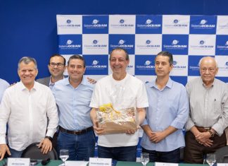 Omar Aziz destaca papel do cooperativismo no desenvolvimento do Amazonas em reunião na Casa do Cooperativismo