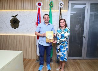 Presidente Roberto Cidade recebe da conselheira Yara Lins o relatório de prestação de contas do TCE-AM