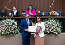 Felipe Souza homenageia superintendente da Polícia Federal com Diploma Mulher Cidadã Amazonense