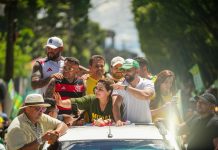 ’Tropa da Professora’: Maria do Carmo e comitiva arrastam multidão em Itacoatiara