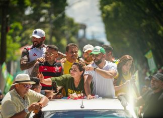 ’Tropa da Professora’: Maria do Carmo e comitiva arrastam multidão em Itacoatiara