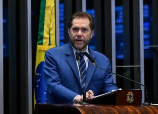 Com R$ 1,06 bilhão em emendas, Plínio Valério excluiu a Zona Franca de Manaus do seu orçamento. Indústrias empregam 100 mil trabalhadores