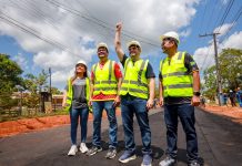 Roberto Cidade acompanha o andamento das obras de pavimentação em Autazes