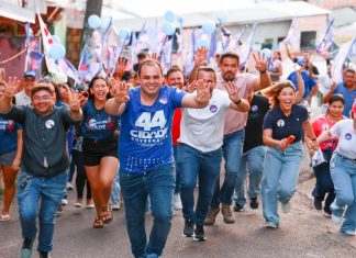 Roberto Cidade destaca propostas para a educação durante caminhada no Santo Agostinho