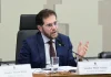 Plínio Valério muda discurso e busca aproximação com bolsonarismo para tentar reeleição