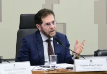 Plínio Valério muda discurso e busca aproximação com bolsonarismo para tentar reeleição