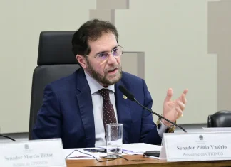 Plínio Valério muda discurso e busca aproximação com bolsonarismo para tentar reeleição