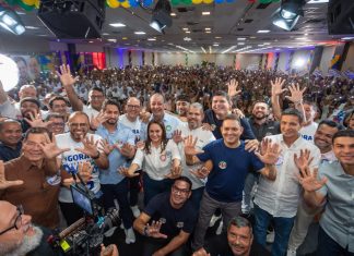 Após aprovação do fim da 6×1, Omar é aplaudido em encontros em Manaus