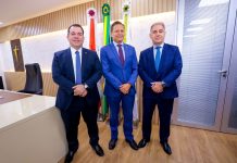 Adjuto Afonso recebe desembargador Délcio Santos em visita institucional à Aleam