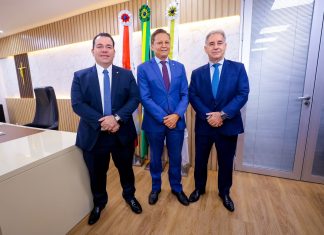 Adjuto Afonso recebe desembargador Délcio Santos em visita institucional à Aleam